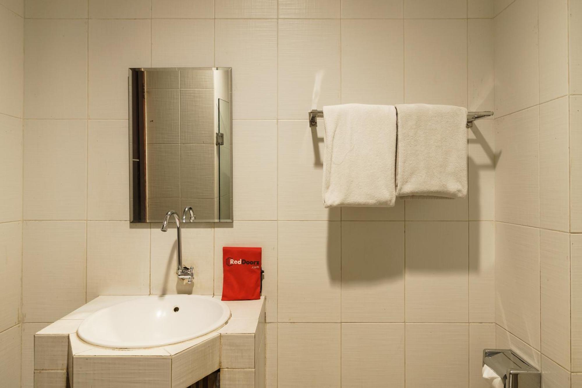 Reddoorz Plus @ Gunung Sahari 2 Jakarta Ngoại thất bức ảnh